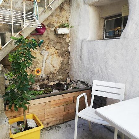 Charmant Appartement En Centre-Ville Medieval Gigean Exterior photo