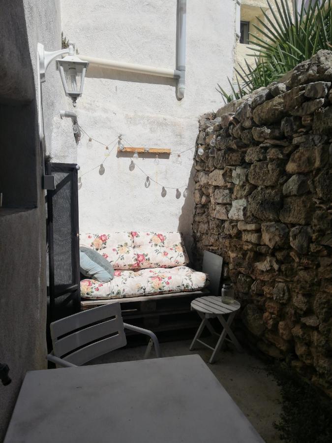 Charmant Appartement En Centre-Ville Medieval Gigean Exterior photo